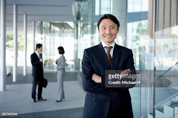 businessman who overflowed in confidence - japanischer abstammung stock-fotos und bilder
