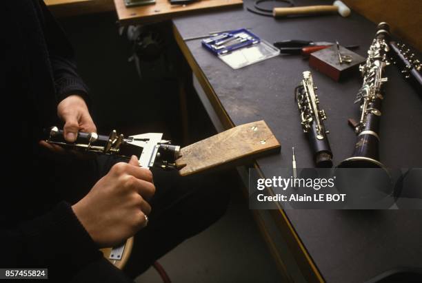 Travaux sur une clarinette a l'Institut Technologique Europeen des Metiers de la Musique en juin 1993 au Mans, France.