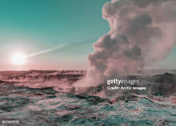 geothermal steam and landscape - península de reykjanes - fotografias e filmes do acervo