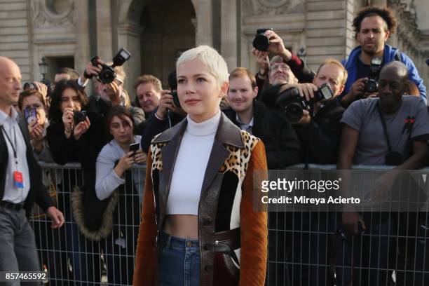 Actress Michelle WIlliams attends the Louis Vuitton show as part of the Paris Fashion Week Womenswear Spring/Summer 2018 on October 3, 2017 in Paris,...