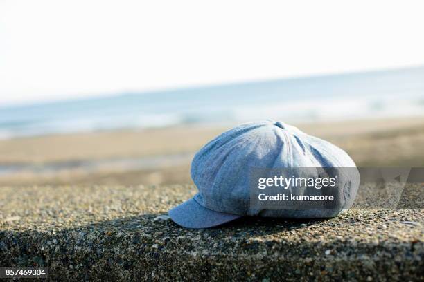 newsboy cap - baker boy cap stock-fotos und bilder