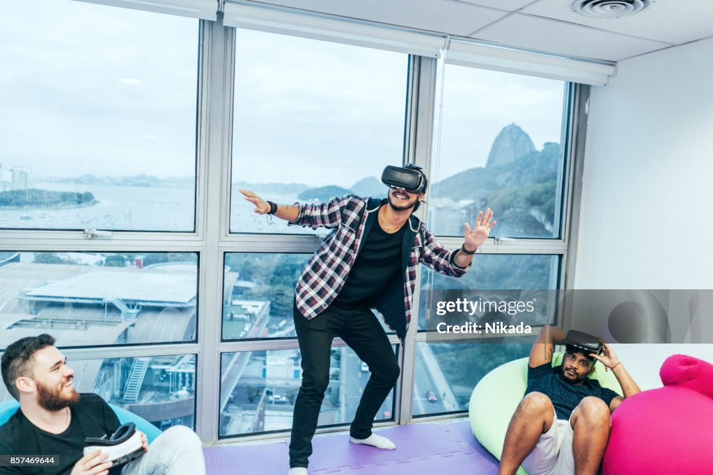 Brasilianischen Jüngling mit der virtual-Reality-Kopfhörer