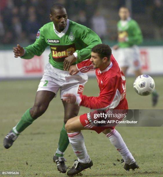 L'attaquant stéphanois Aimé Romarin Billong est à la lutte avec le défenseur du Red Star Mickael Tacalfred, le 29 janvier 2000 à Saint-Etienne, lors...