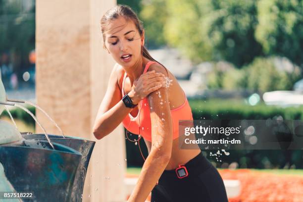 sport vrouw spatten met water bij de fontein - hungary sports stockfoto's en -beelden