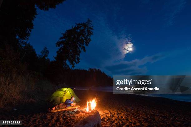 solitutude en ontspanning - beach night stockfoto's en -beelden