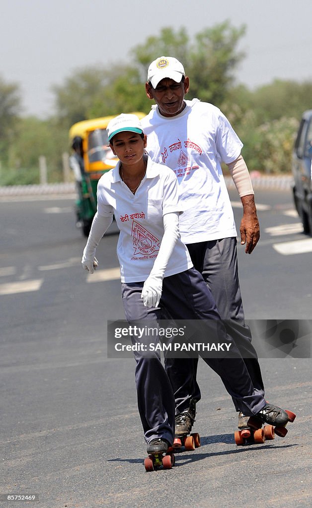 Indian roller-skater, Sheetal Pandya (L)