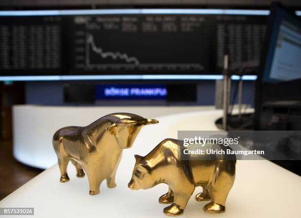 Bull and bear, symbol for the ups and downs on the exchanges of the world, in the trading hall of the Frankfurt Stock Exchange.