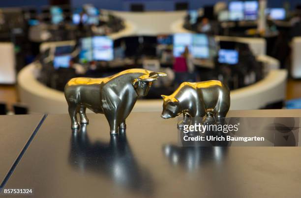 Bull and bear, symbol for the ups and downs on the exchanges of the world, in the trading hall of the Frankfurt Stock Exchange.