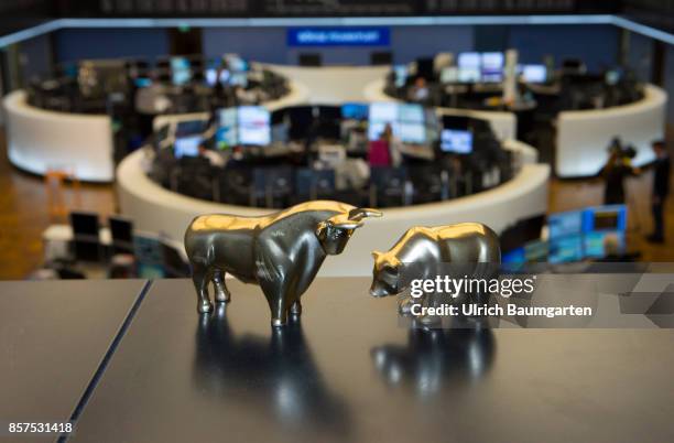 Bull and bear, symbol for the ups and downs on the exchanges of the world, in the trading hall of the Frankfurt Stock Exchange.