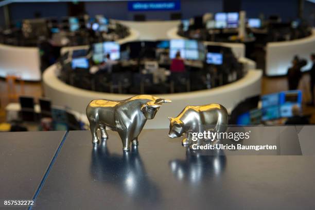 Bull and bear, symbol for the ups and downs on the exchanges of the world, in the trading hall of the Frankfurt Stock Exchange.