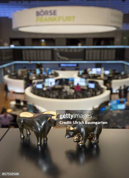 Bull and bear, symbol for the ups and downs on the exchanges of the world, in the trading hall of the Frankfurt Stock Exchange.