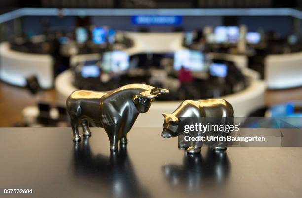 Bull and bear, symbol for the ups and downs on the exchanges of the world, in the trading hall of the Frankfurt Stock Exchange.