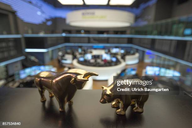 Bull and bear, symbol for the ups and downs on the exchanges of the world, in the trading hall of the Frankfurt Stock Exchange.