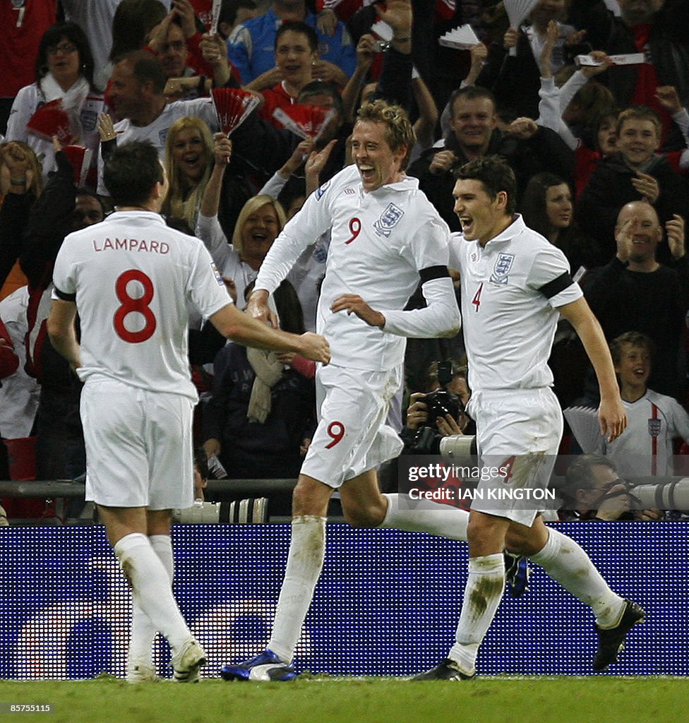 Peter Crouch of England (C) celebrates s