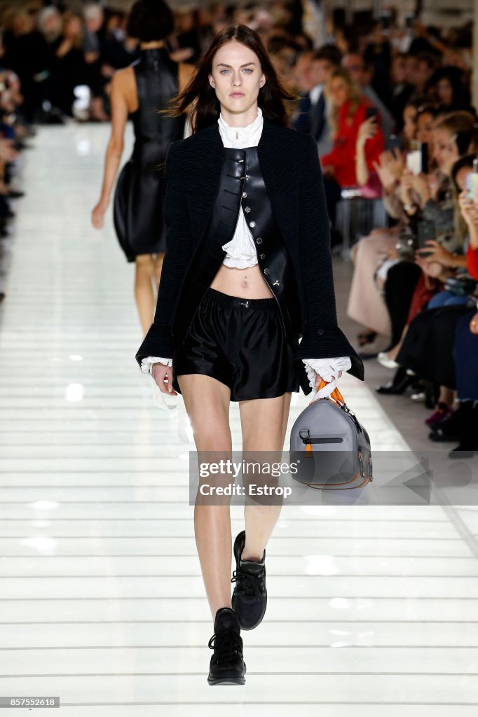 Louis Vuitton : Runway - Paris Fashion Week Womenswear Spring/Summer 2018