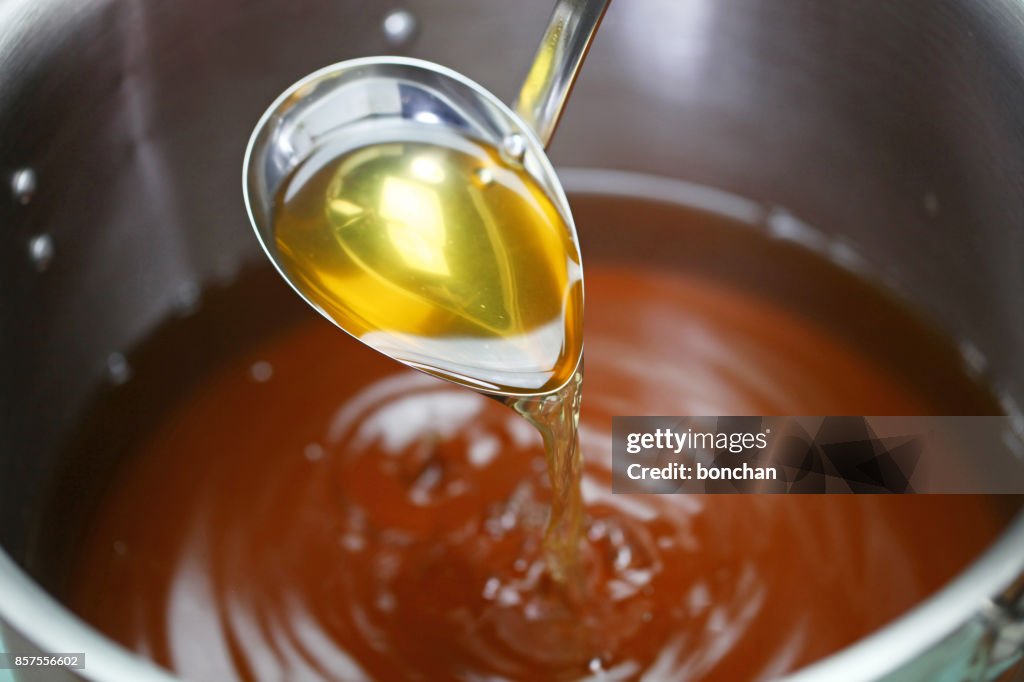 Fazer sopa de consomê de frango em uma panela