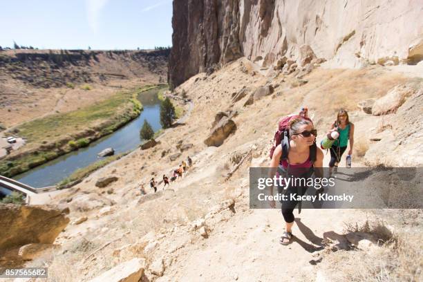 smith rock climbing - smith rock state park stock-fotos und bilder