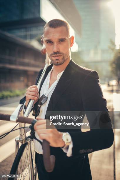 cavalheiro, segurando uma bicicleta - charmoso - fotografias e filmes do acervo