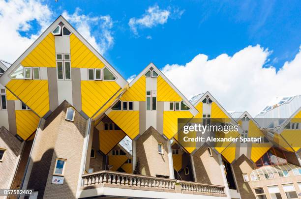 yellow cubic houses in rotterdam, netherlands - europa do norte - fotografias e filmes do acervo