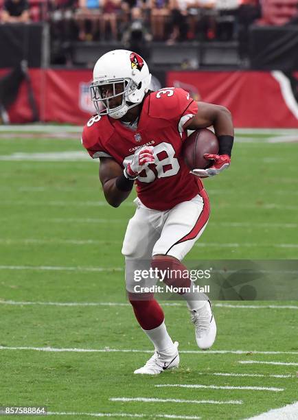 Andre Ellington of the Arizona Cardinals runs with the ball against the San Francisco 49ers at University of Phoenix Stadium on October 1, 2017 in...