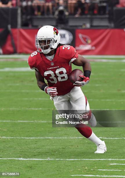 Andre Ellington of the Arizona Cardinals runs with the ball against the San Francisco 49ers at University of Phoenix Stadium on October 1, 2017 in...