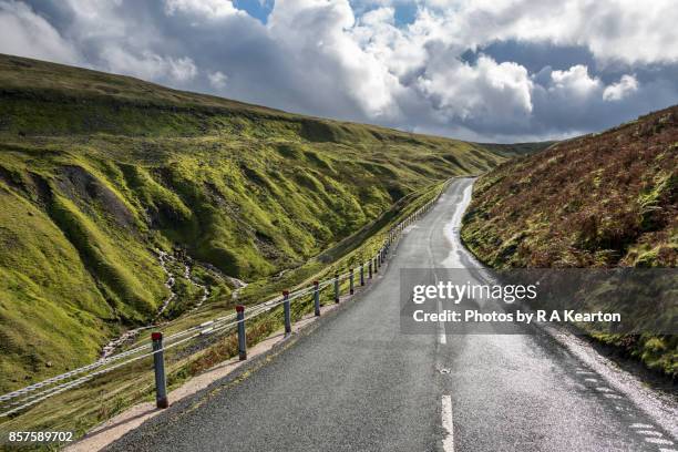 the buttertubs pass, north yorkshire, england - pennines stockfoto's en -beelden