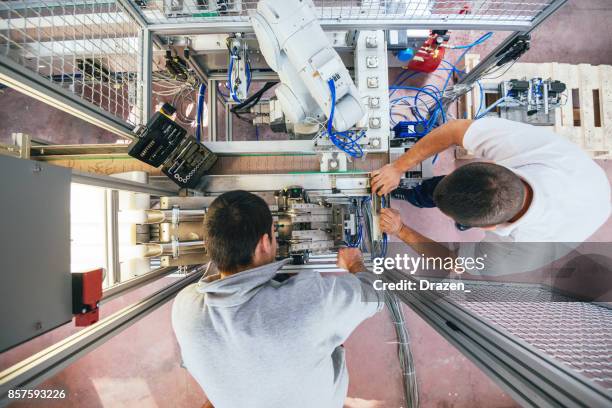 industrial assistance and support from engineers on production line - cam imagens e fotografias de stock