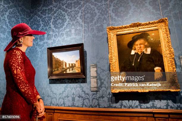 Queen Maxima of The Netherlands opens the travelling exhibition 'Ten Top Pieces On Tour' in the Mauritshuis museum on October 4, 2017 in The Hague,...