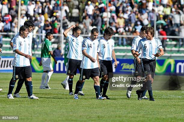 Argentina's players Carlos Tevez , Martin Demichelis , Javier Mascherano , Emiliano Papa and Gabriel Heinze left the pitch at the end of the first...