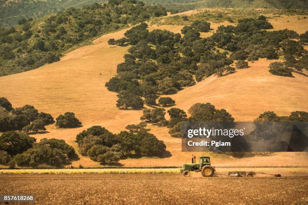 tracteur machine laboure la terre agricole fertile - salinas photos et images de collection