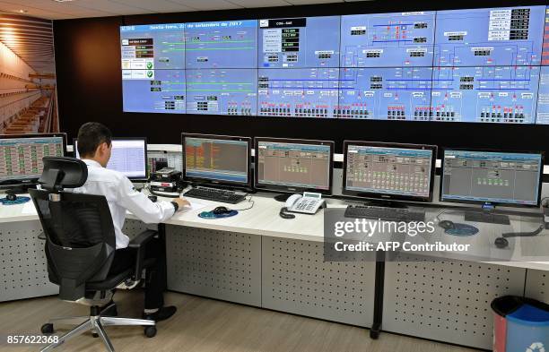 Dam Control Rom 31 Santo Antonio Dam Stock Photos, High-Res Pictures, and Images ...