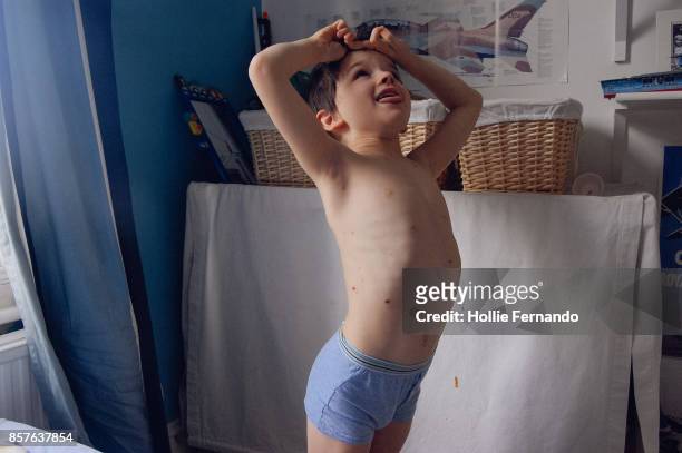 Agua con gas grueso por favor confirmar 137 fotos e imágenes de Niños En Calzoncillos - Getty Images