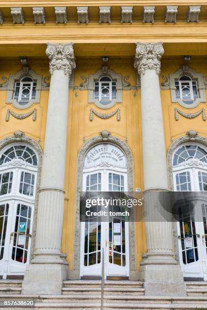entrada a baños termales de szechenyi de interior. - baños széchenyi fotografías e imágenes de stock