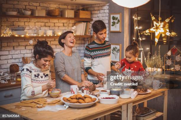 tradición familiar favorita - christmas family fotografías e imágenes de stock