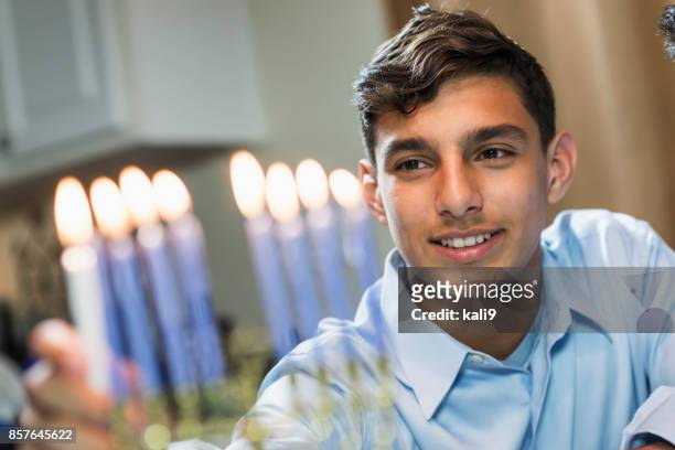 tiener verlichting menora - jewish people stockfoto's en -beelden