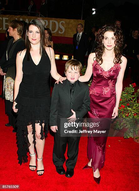 Marin Hinkle, Angus T. Jones and Melanie Lynskey