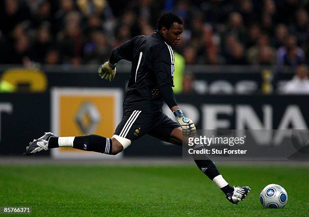 France goalkeeper Steve Mandanda in action during the group 7 FIFA2010 World Cup Qualifier between France and Lithuania at Saint Denis, Stade de...
