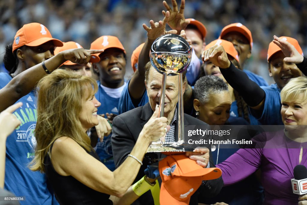 Owner Glen Taylor of the Minnesota Lynx and wife, Becky, are handed