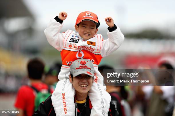 Young McLaren fan during previews ahead of the Formula One Grand Prix of Japan at Suzuka Circuit on October 5, 2017 in Suzuka.