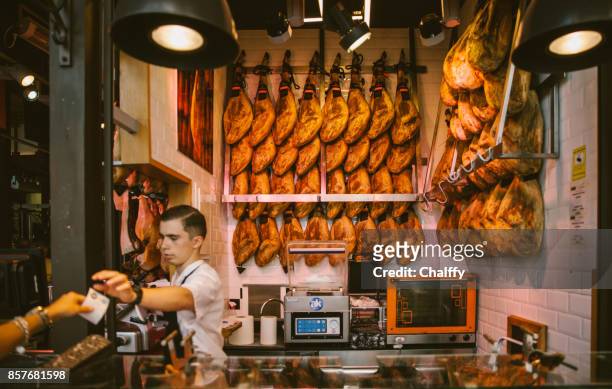 mercado san miguel markt in madrid - iberische stijl stockfoto's en -beelden