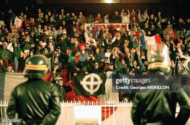 Les hooligans du Parc des Princes places sous haute surveillance le 13 octobre 1993 a Paris, France.