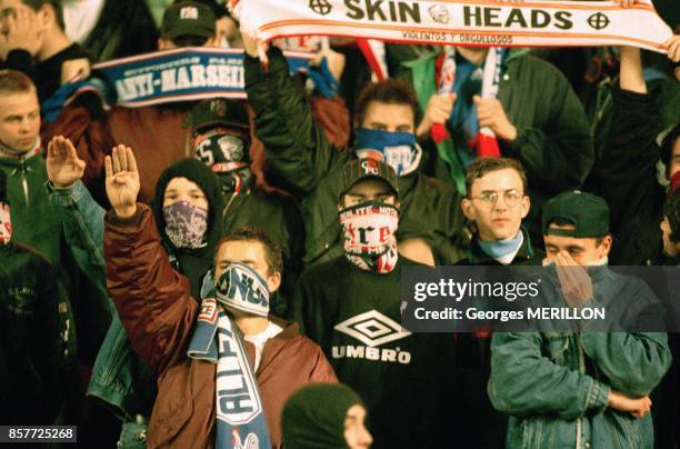 Les hooligans du Parc des Princes places sous haute surveillance le 13 octobre 1993 a Paris, France.