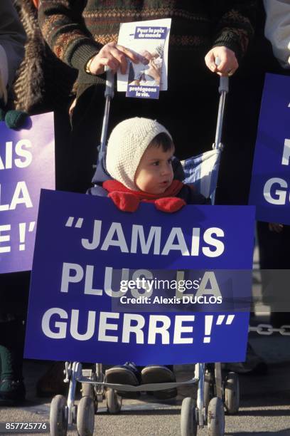 Pancarte Plus jamais la guerre sur une poussette lors d'une manifestation contre l'avortement le 11 novembre 1993 a Paris, France.