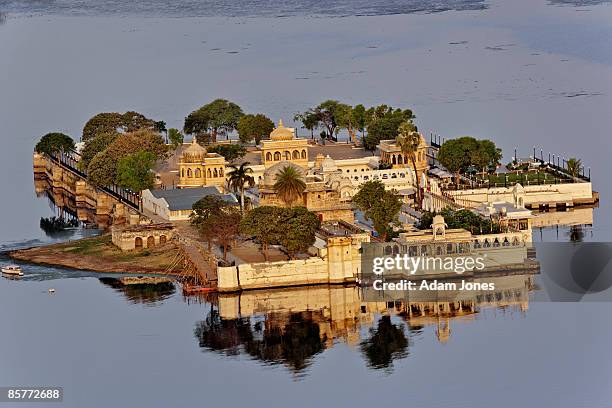 jag mandir palace, lake pichola - udaipur palace stock-fotos und bilder
