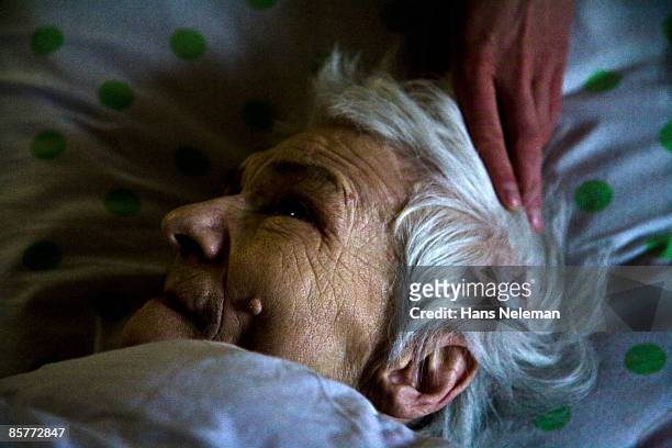 elderly woman lying on her death bed. - tod stock-fotos und bilder