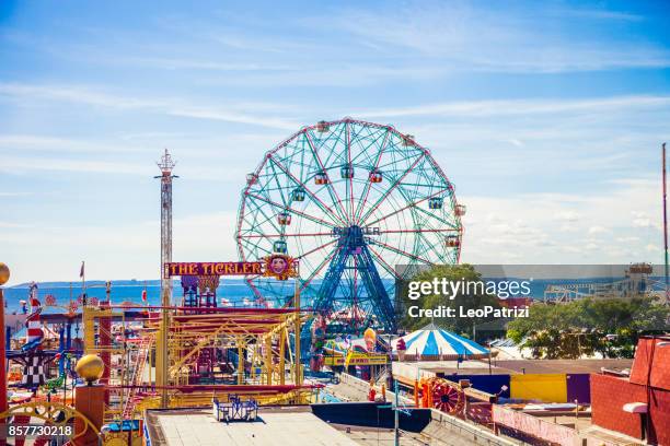 vergnügungspark in coney island, ny - coney island stock-fotos und bilder