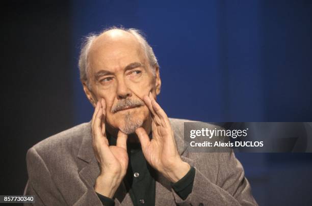 Le realisateur Robert Altman sur le plateau de l'emission de Bernard Pivot Bouillon de Culture le 10 decembre 1993 a Paris, France.