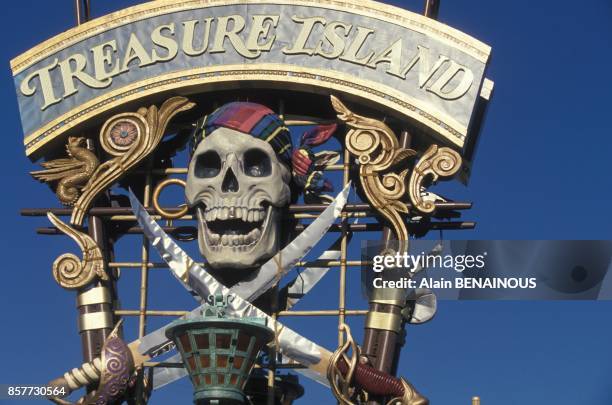 Enseigne du complexe hotelier Treasure Island le 17 novembre 1993 a Las Vegas, Nevada.