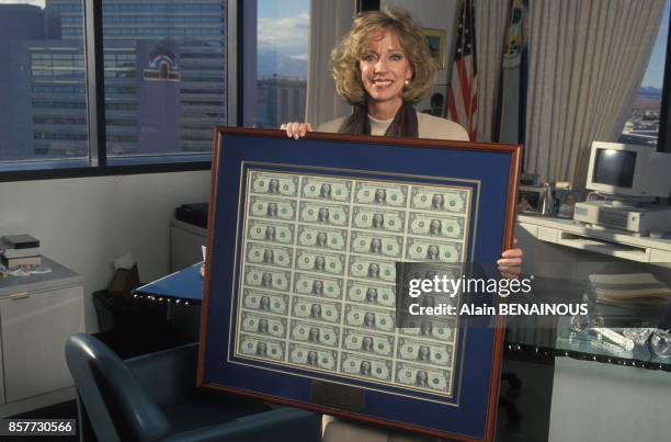 Jan Laverty Jones, maire de la ville, montrant un tableau compose de dollars le 17 novembre 1993 a Las Vegas, Nevada.