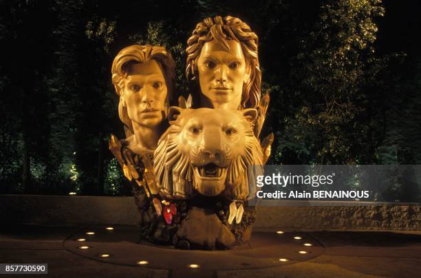Bustes sculptes de Siegfried and Roy ainsi qu'une tete de lion sur Las Vegas Boulevard le 17 novembre 1993 a Las Vegas, Nevada.